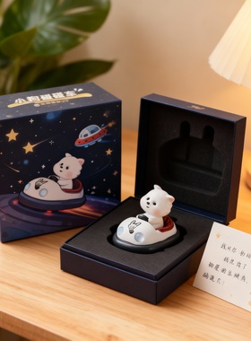 卡通小狗太空舱桌面摆件树脂材质礼盒装情人节礼物自动转表器