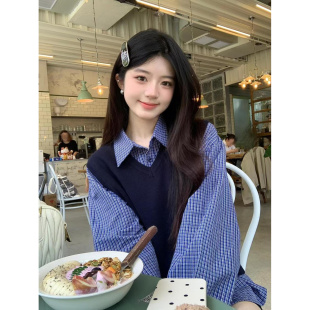 法式复古V领针织马甲背心套装女秋季韩系叠穿蓝色格子衬衫两件套