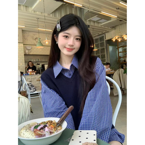 法式复古V领针织马甲背心套装女秋季韩系叠穿蓝色格子衬衫两件套