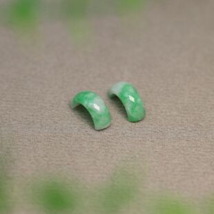 镶嵌耳钉裸石 I631一对飘辣绿天然A货翡翠半圈