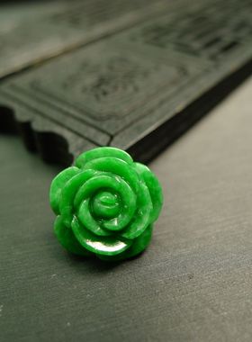 #6064满色辣绿天然A货翡翠小花 牛鼻孔 可作戒指 钮扣