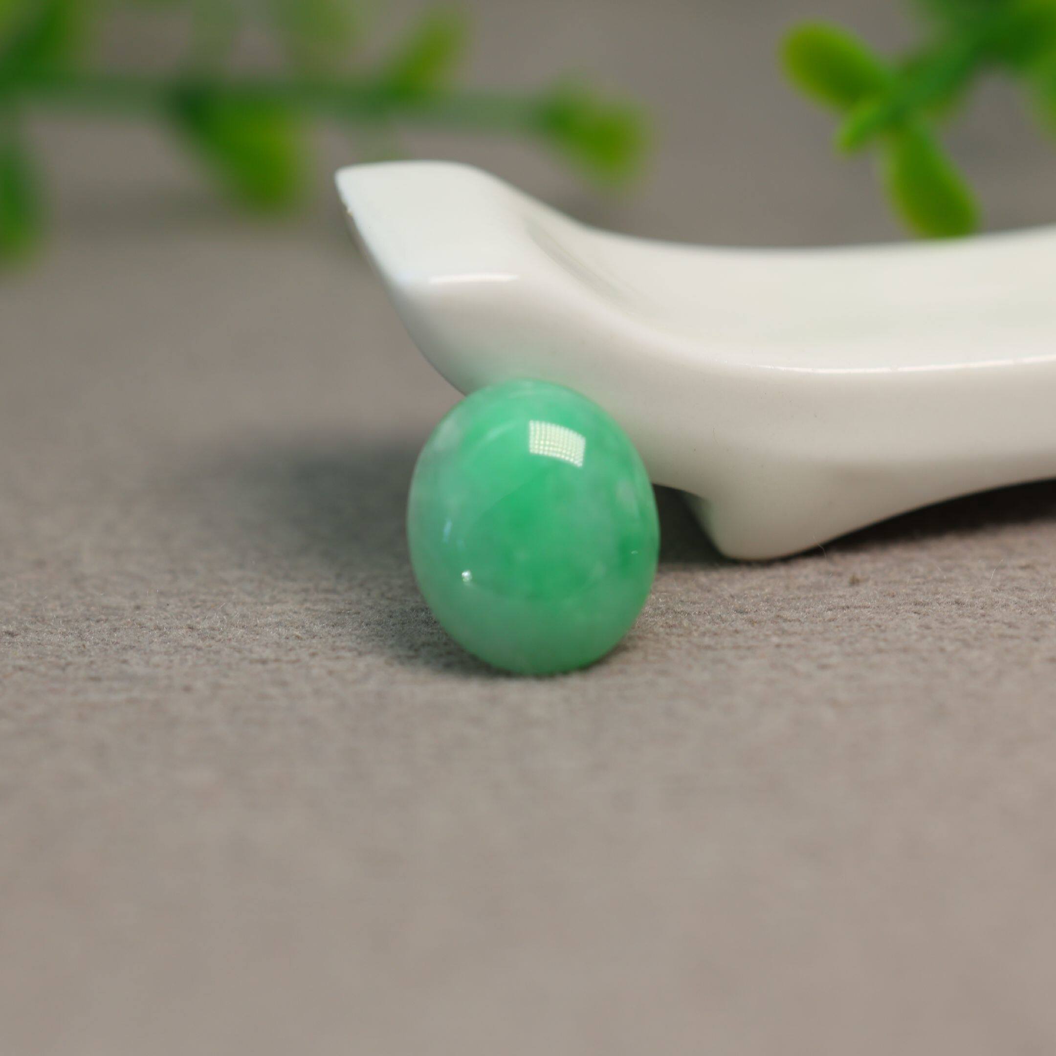 #J628糯种阳绿缅甸天然A货翡翠椭圆形蛋面戒面 镶嵌戒指裸石