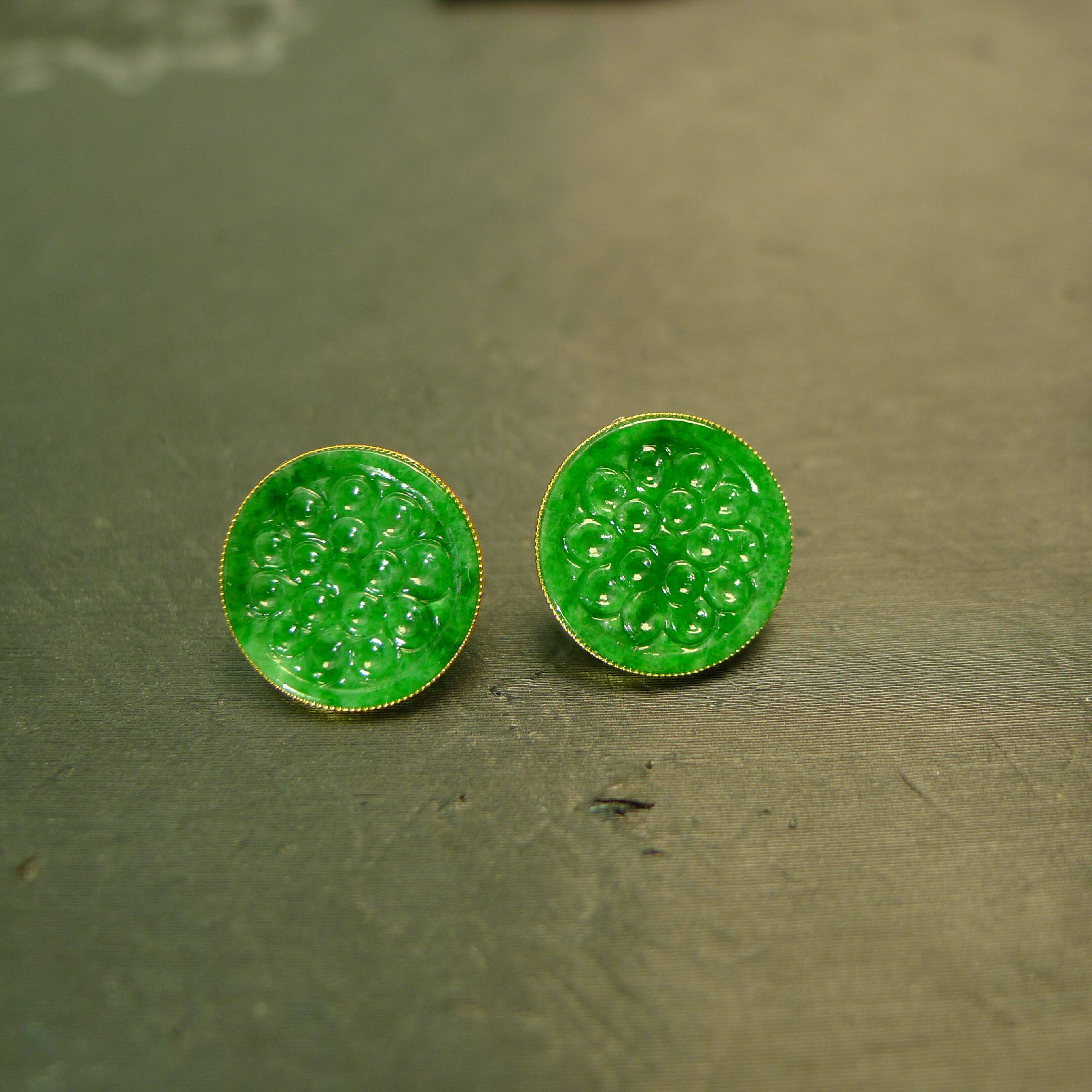 #J239 18K金镶嵌满色辣绿缅甸天然A货翡翠圆形雕花耳钉 圆片耳钉