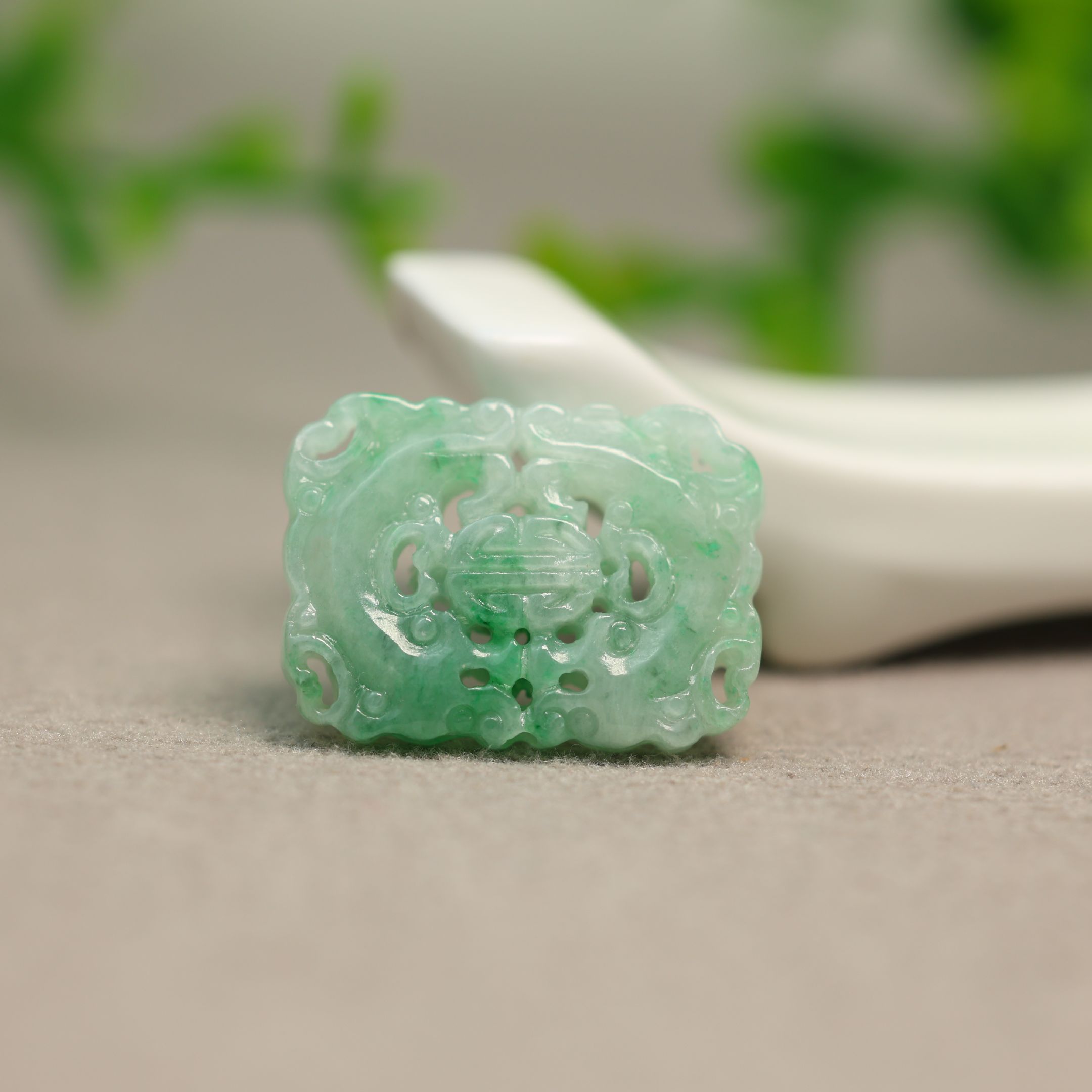 翡翠复古镂空双龙捧寿方形背云