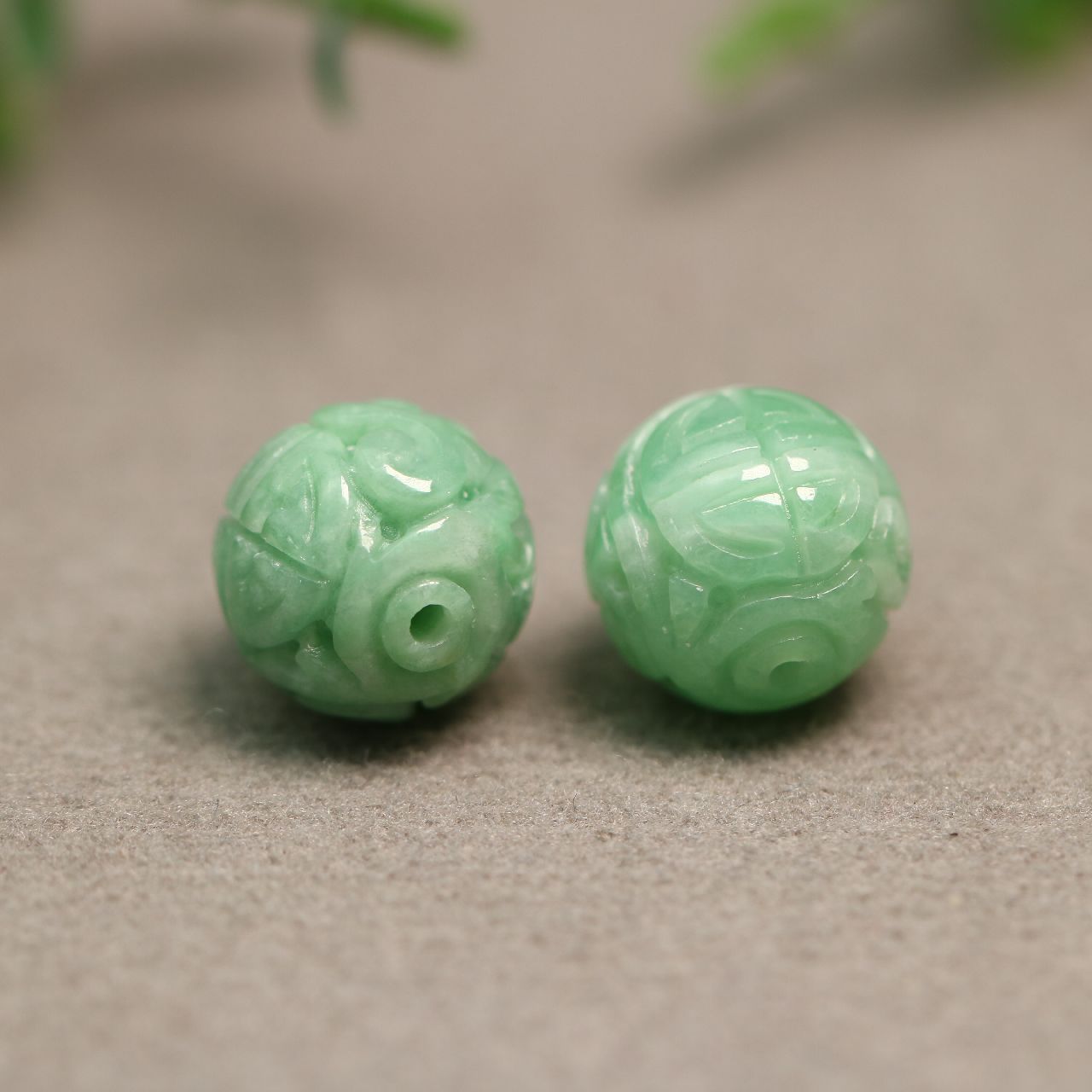 #B401一对糯底果绿色天然A货翡翠古风团寿龙纹雕花圆珠子 顶珠