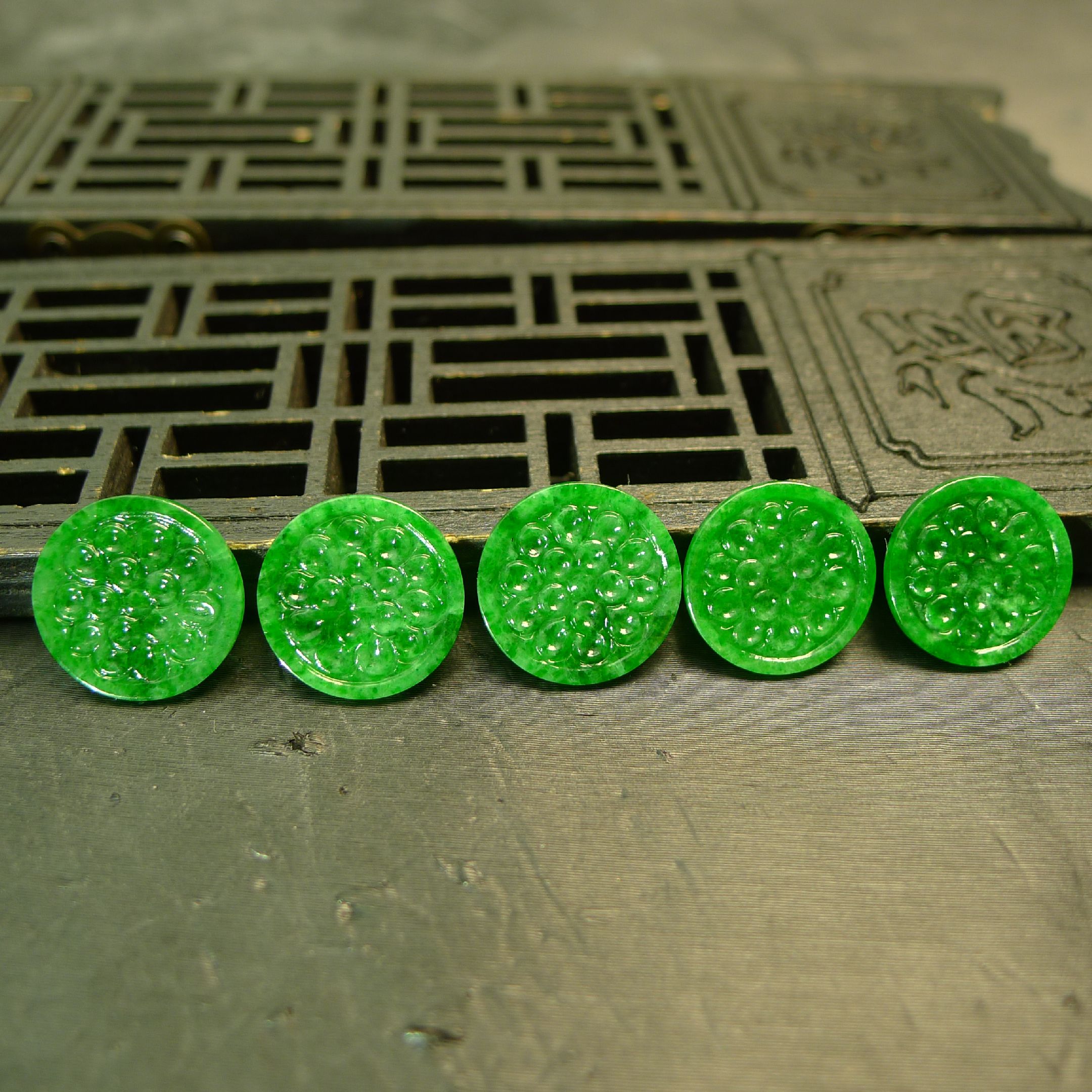 缅甸天然A货翡翠圆形雕花戒面