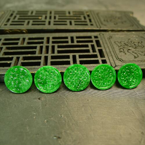 缅甸天然A货翡翠圆形雕花戒面