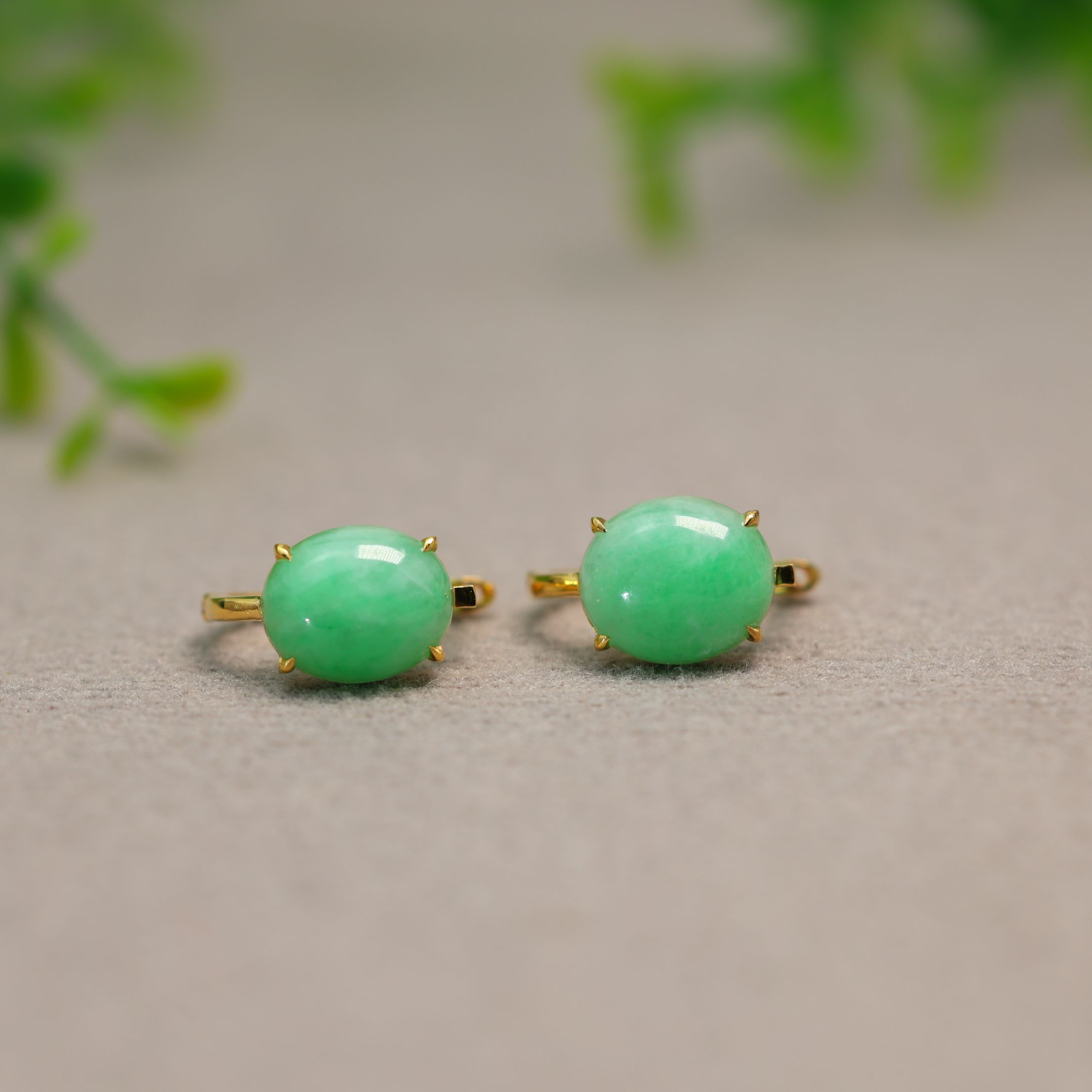 缅甸天然A货翡翠椭圆形蛋面耳钉