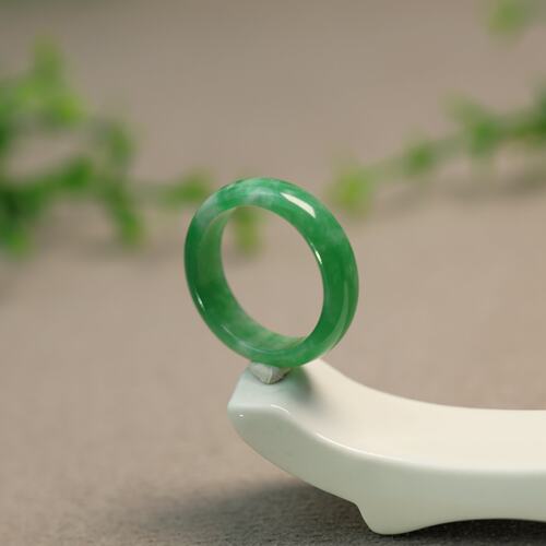 冰种阳绿缅甸天然A货翡翠戒指