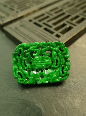 #C411满色辣绿天然A货翡翠复古镂空双龙捧寿方形背云 通天孔