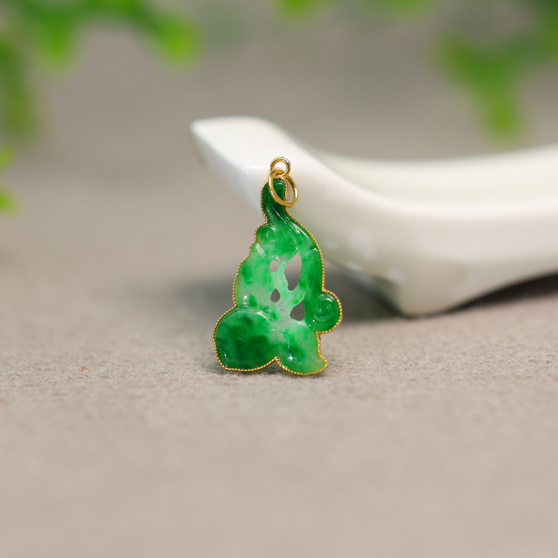 天然A货翡翠寿桃锁骨吊坠