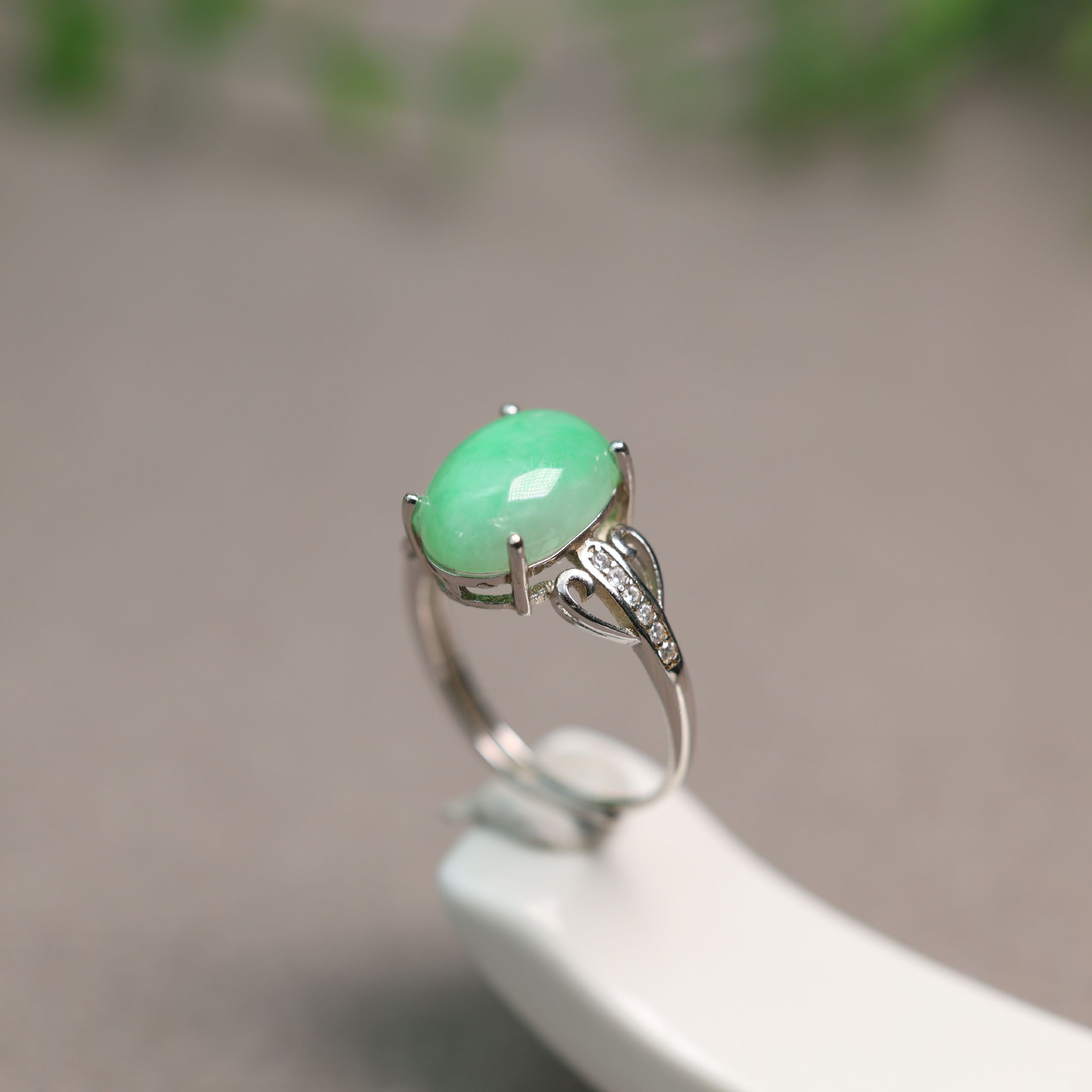 阳绿天然A货翡翠蛋面戒指