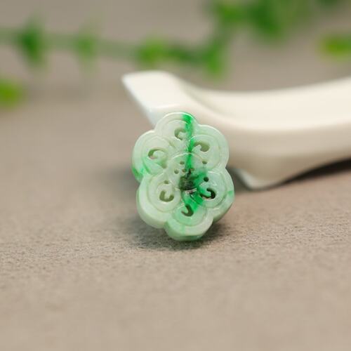 天然翡翠雕花中国结形背云