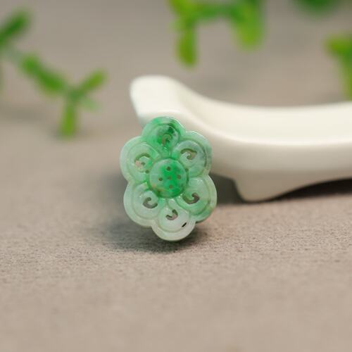 天然A货翡翠雕花中国结形背云