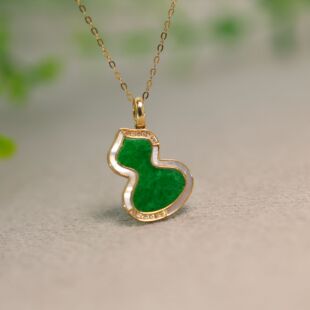 #J334 18K金加钻石镶嵌辣绿缅甸天然A货翡翠葫芦锁骨吊坠 不含链
