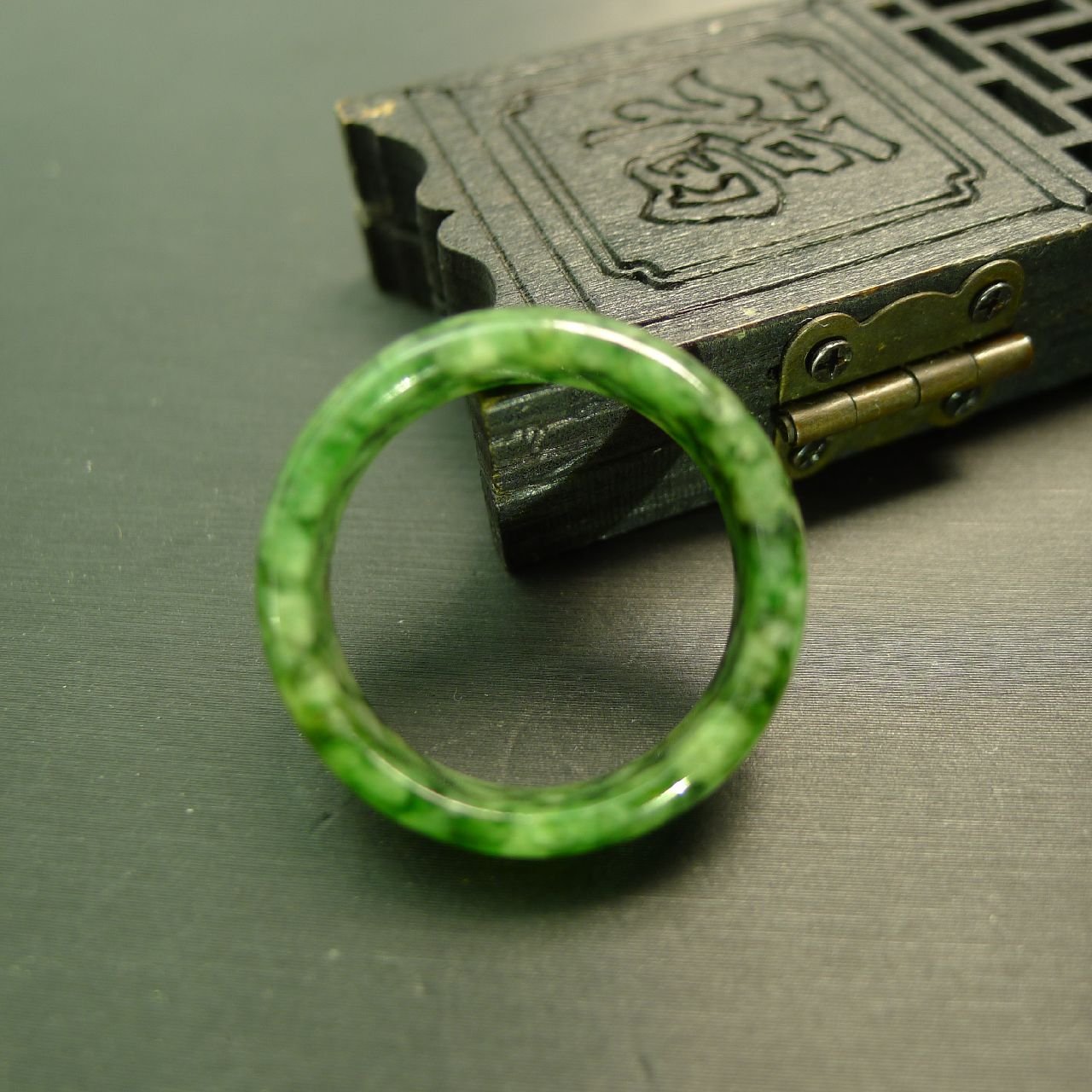 22号圈口黄加绿天然A货翡翠戒指