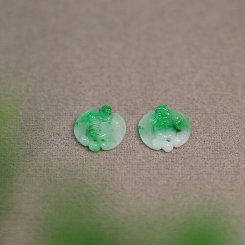 天然A货翡翠雕花蝙蝠戒面