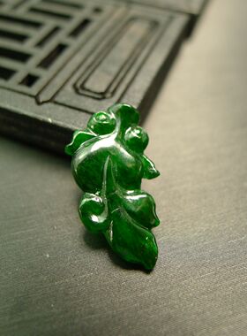#8046老坑冰种满色辣绿天然A货翡翠金鱼吊坠花片