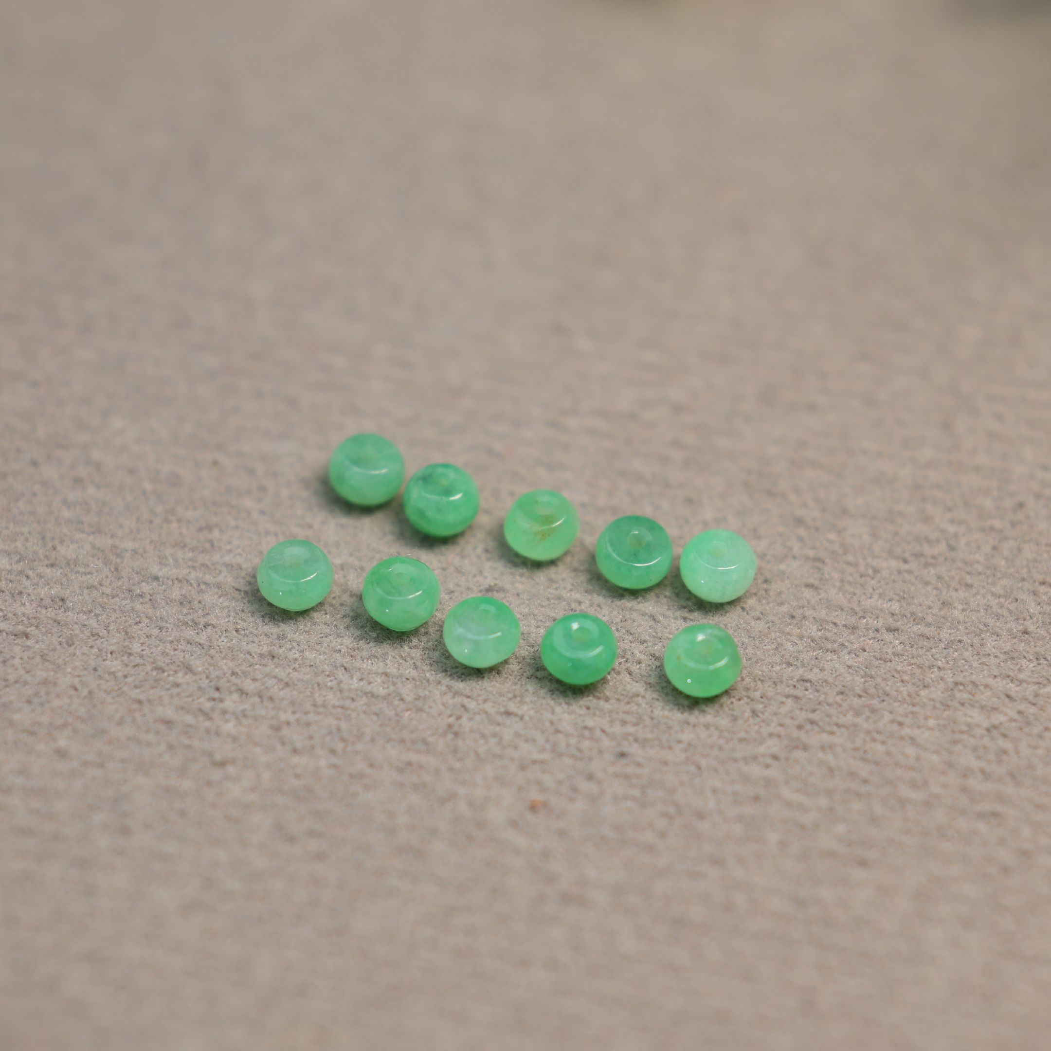 冰种阳绿天然A货翡翠算盘珠子