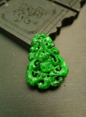 #D098 满色辣绿天然A货翡翠镂空双龙捧寿三角形背云 通天孔