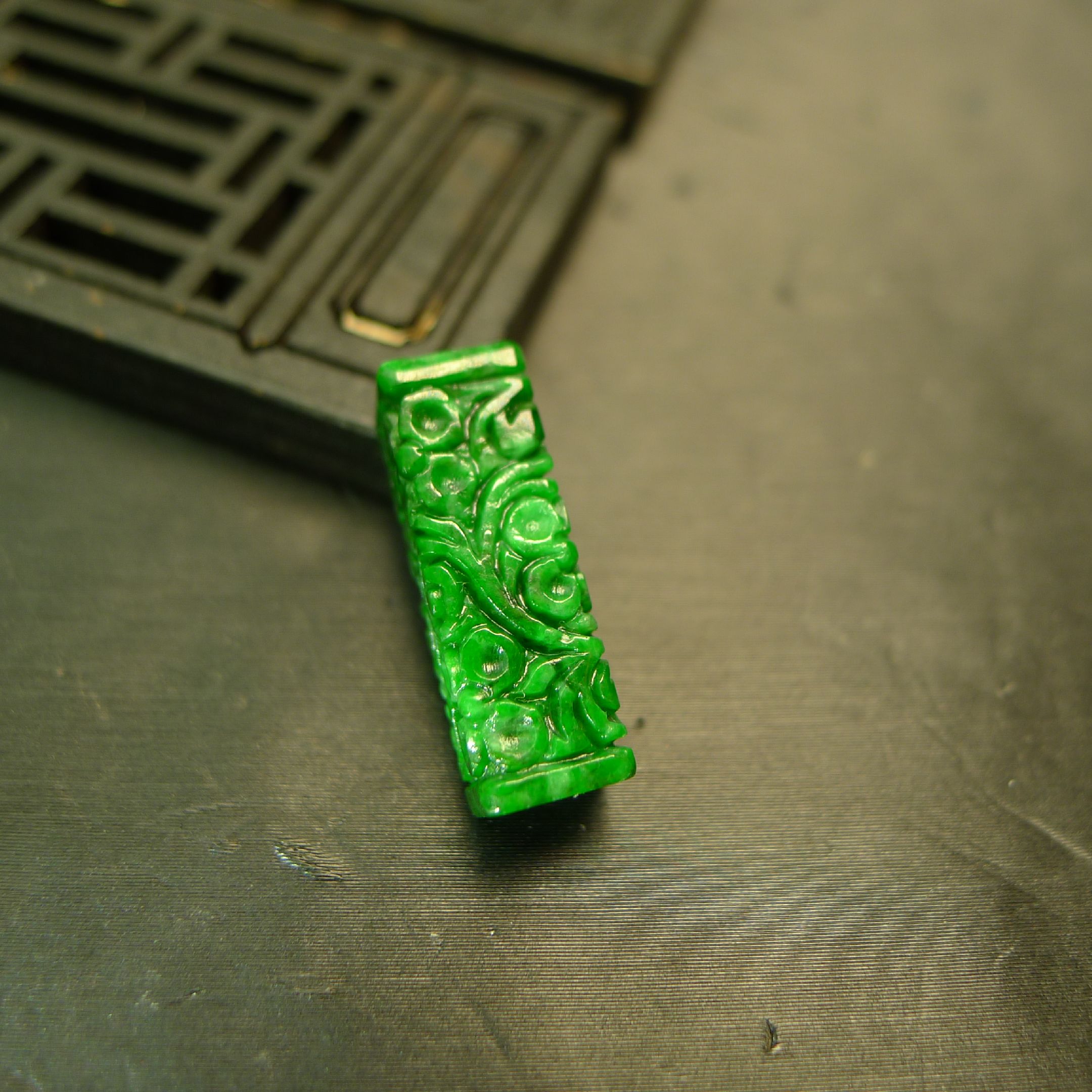 天然翡翠长方柱条形雕花路路通