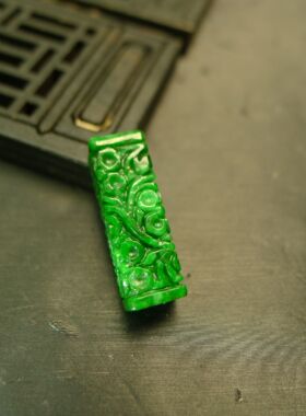 #J254满色辣绿缅甸天然A货翡翠长方柱条形雕花路路通桶珠