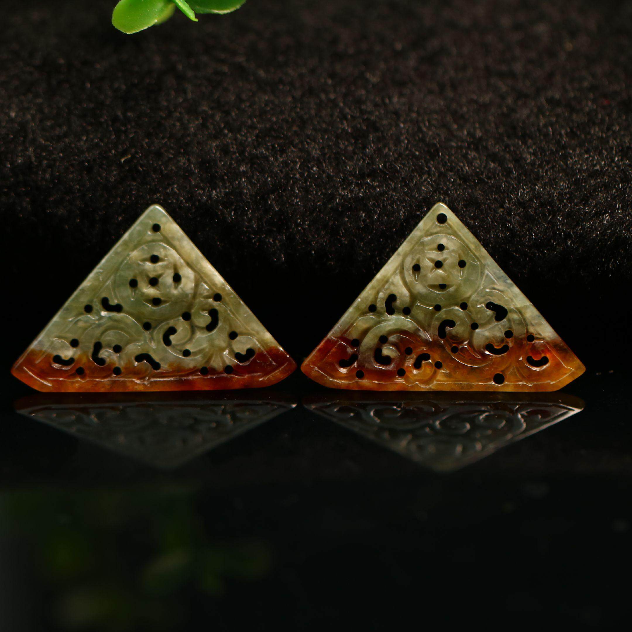 7793一对飘黄翡翠天然a货老翡翠镂空三角形耳坠花片