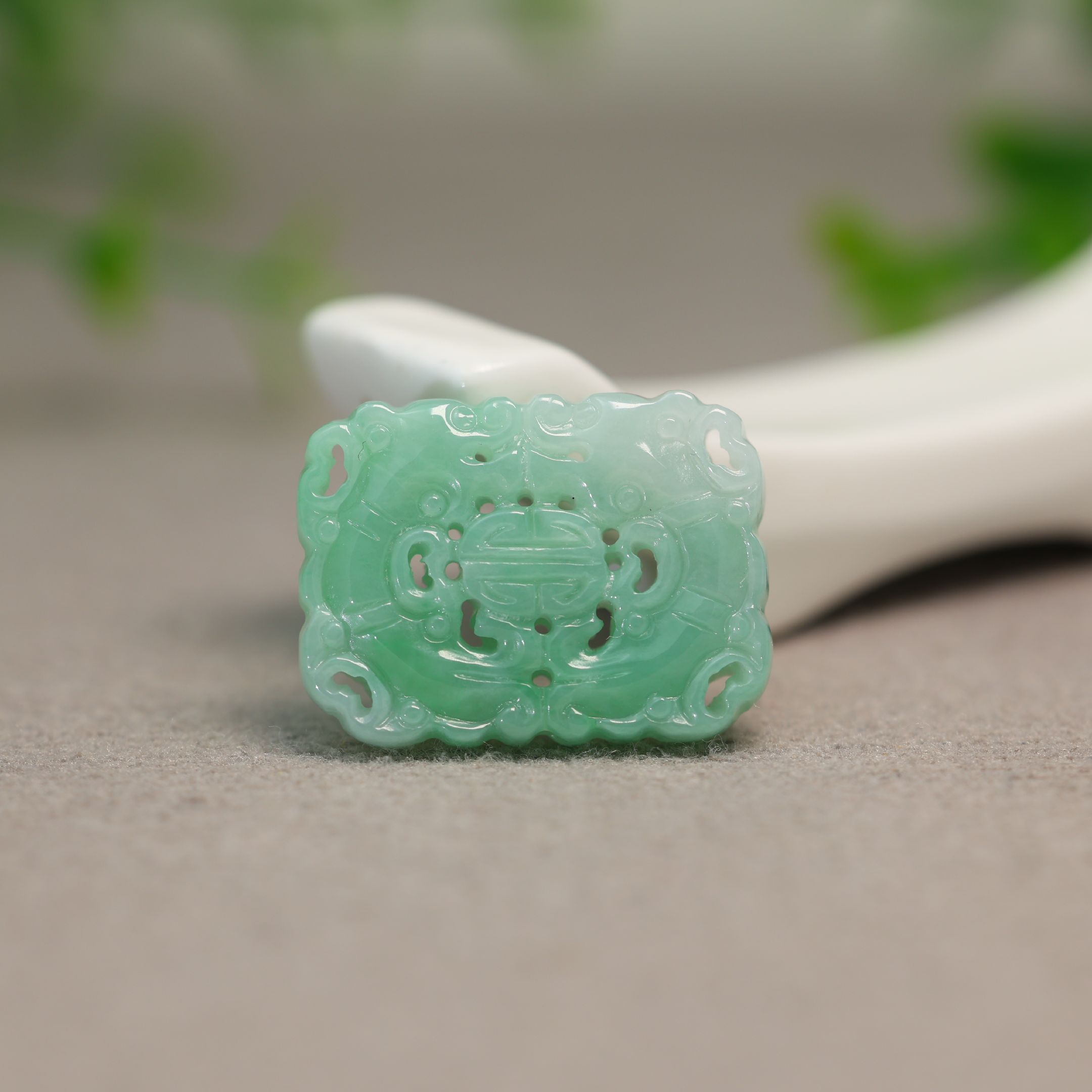 天然A货翡翠双龙捧寿方形背云