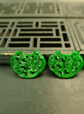 #I078一对满色辣绿天然A货翡翠雕花如意锁