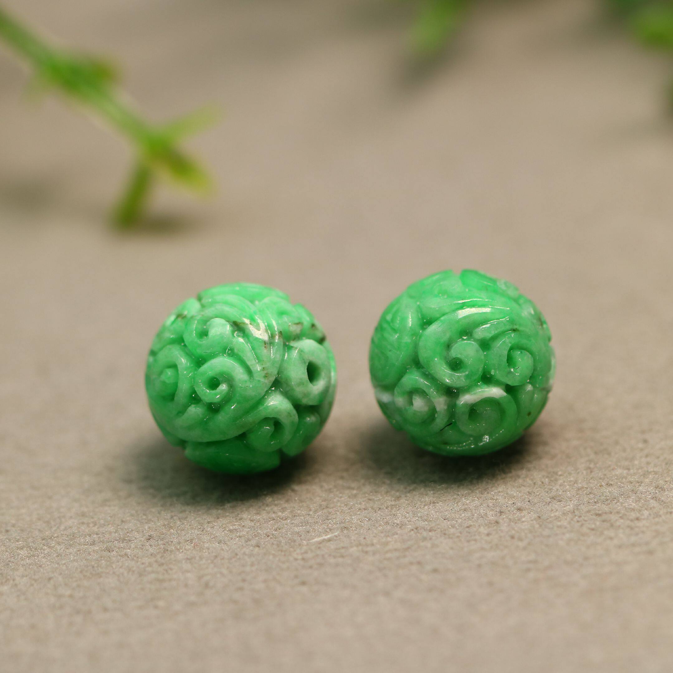 #D001 一对15.4MM阳绿天然A货翡翠团寿龙纹雕花圆珠子 佛珠腰珠