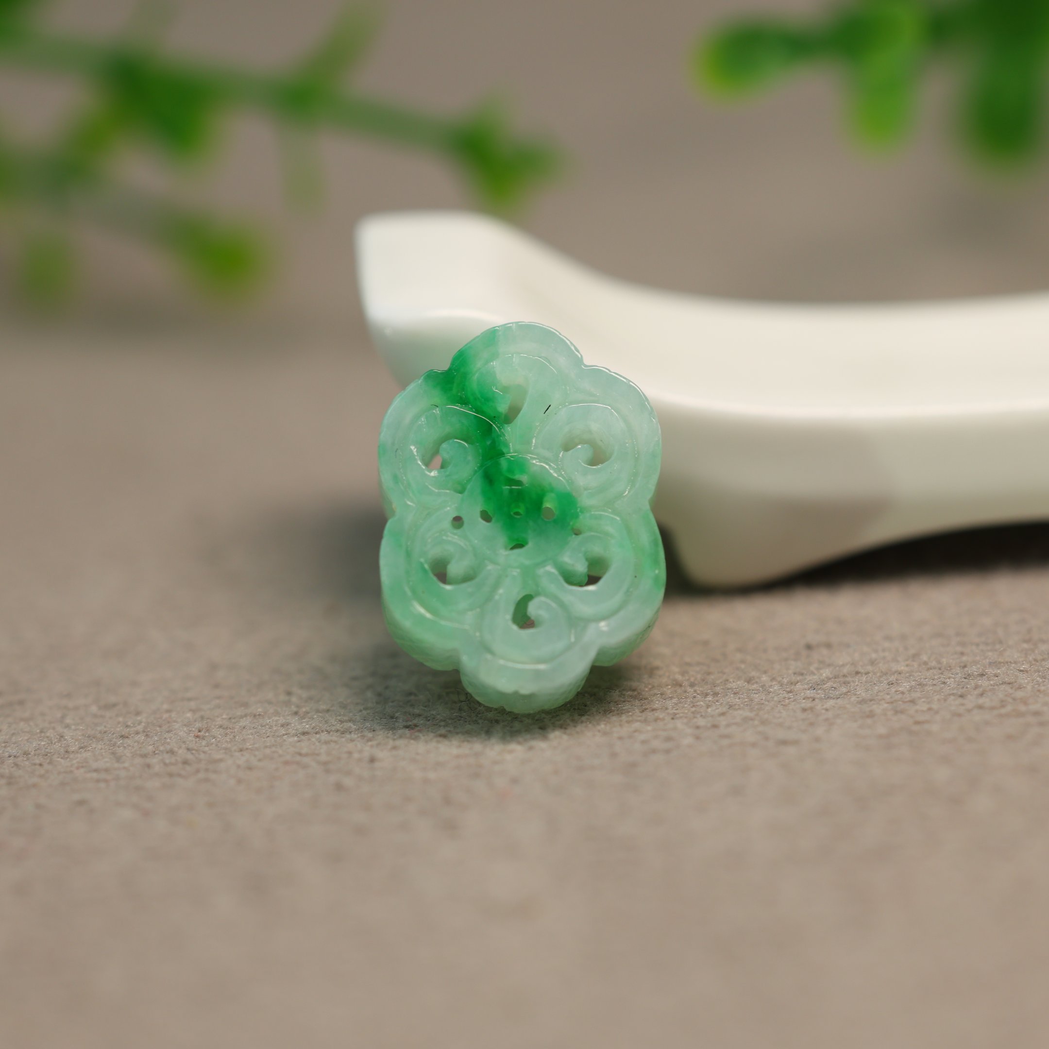 #M079  飘阳绿缅甸天然A货翡翠雕花钱币中国结形背云有通天孔