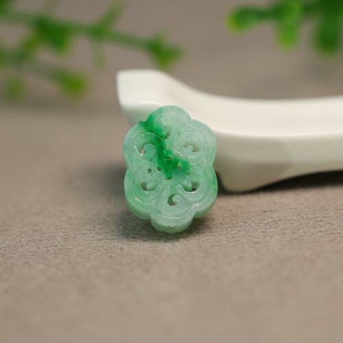 翡翠雕花钱币中国结形背云
