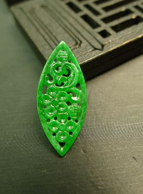 #B922 满色辣绿天然A货翡翠镂空雕花双尖马眼形雕花戒面