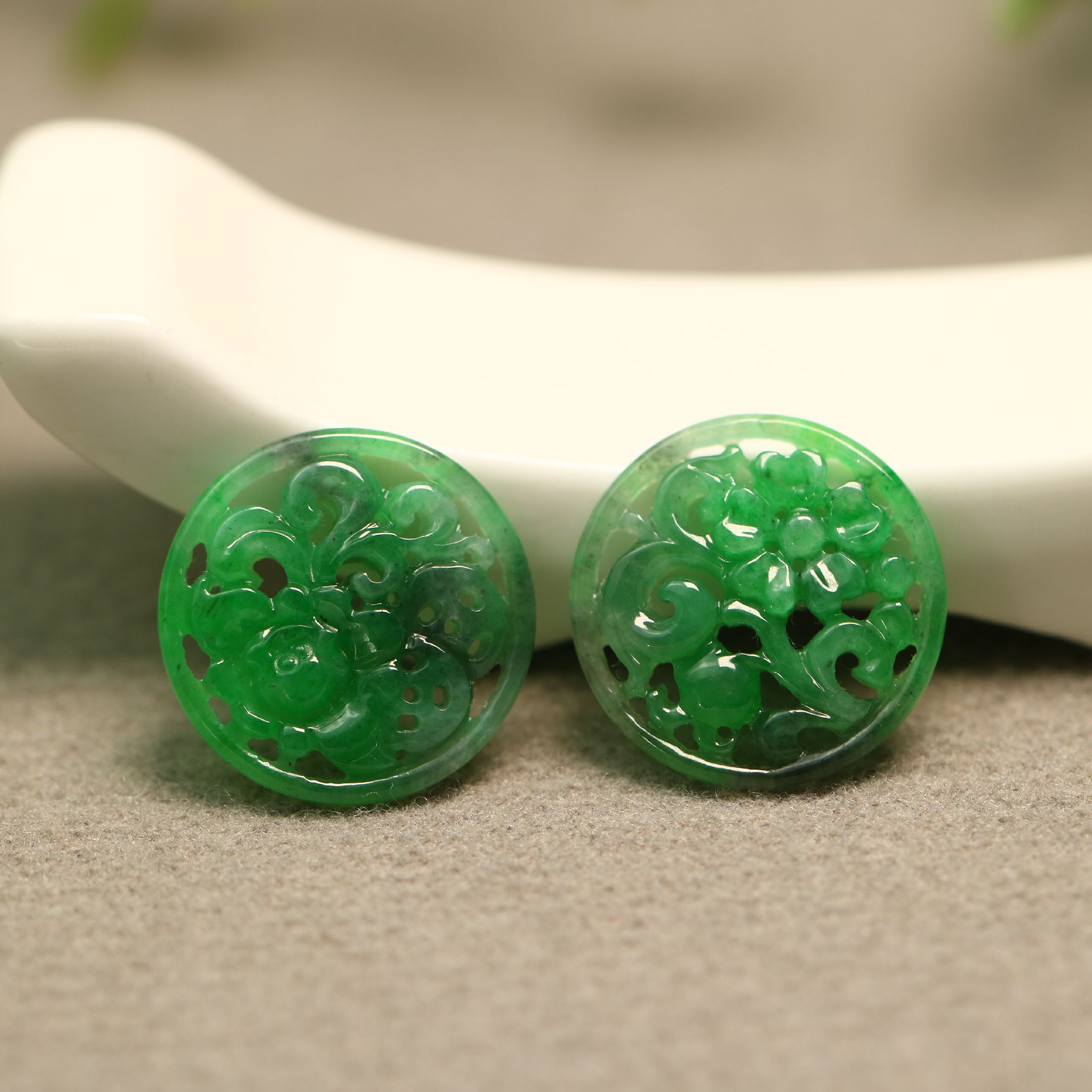 老翡翠镂空雕花圆形戒面