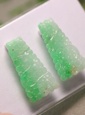 #D716一对糯白底飘阳绿天然A货翡翠镂空梯形雕花耳坠花片