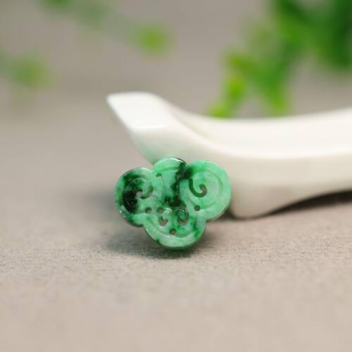 天然A货翡翠镂空雕花如意背云