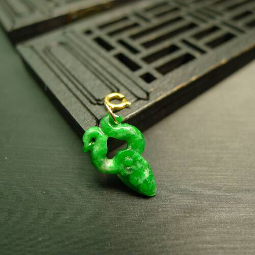 满色辣绿天然A货翡翠剪刀小坠角