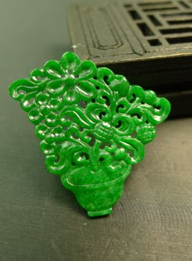 #D232满色辣绿天然A货翡翠镂空雕花花篮胸针吊坠花片
