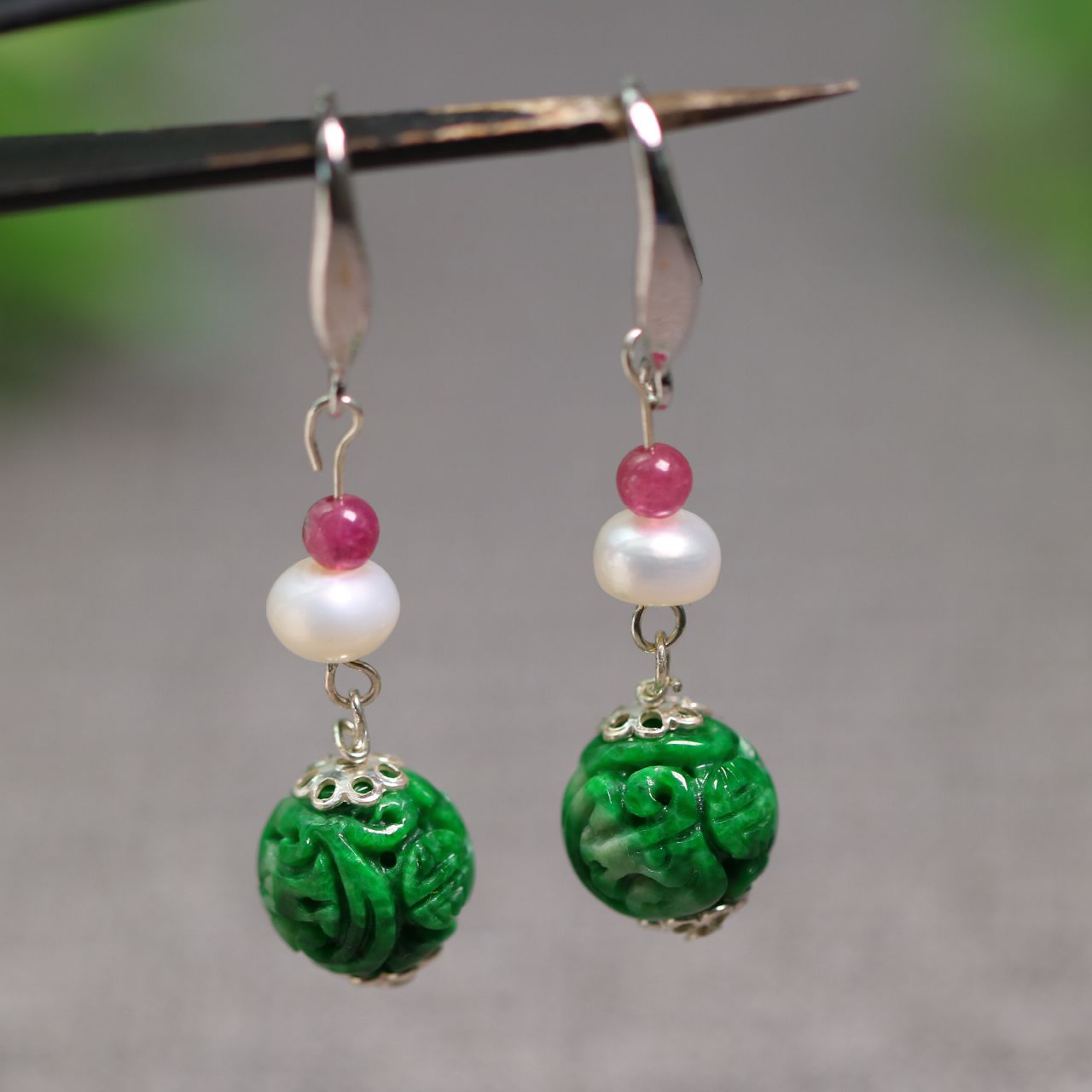 S925银镶嵌翡翠龙纹珠子耳环