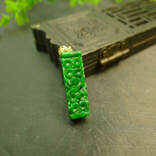 #J105 18K金镶嵌辣绿缅甸天然A货翡翠长方柱条雕花管珠锁骨吊坠