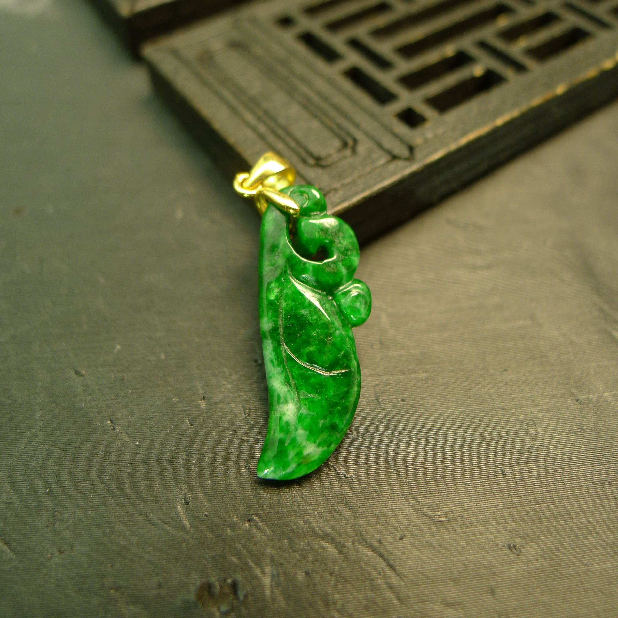 天然A货翡翠镂空雕花吊坠
