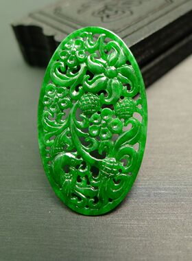 #2779满色辣绿天然A货翡翠复古缕空喜上眉梢椭圆形雕花锁骨吊坠胸