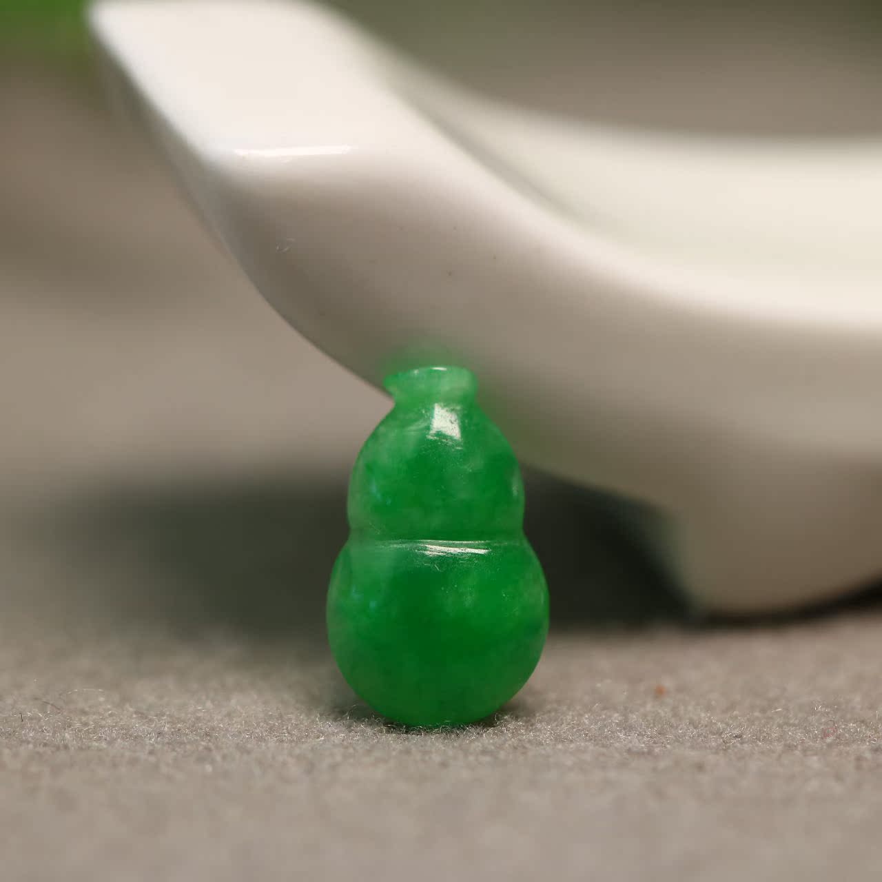 #8549冰种阳绿天然A货翡翠葫芦戒面
