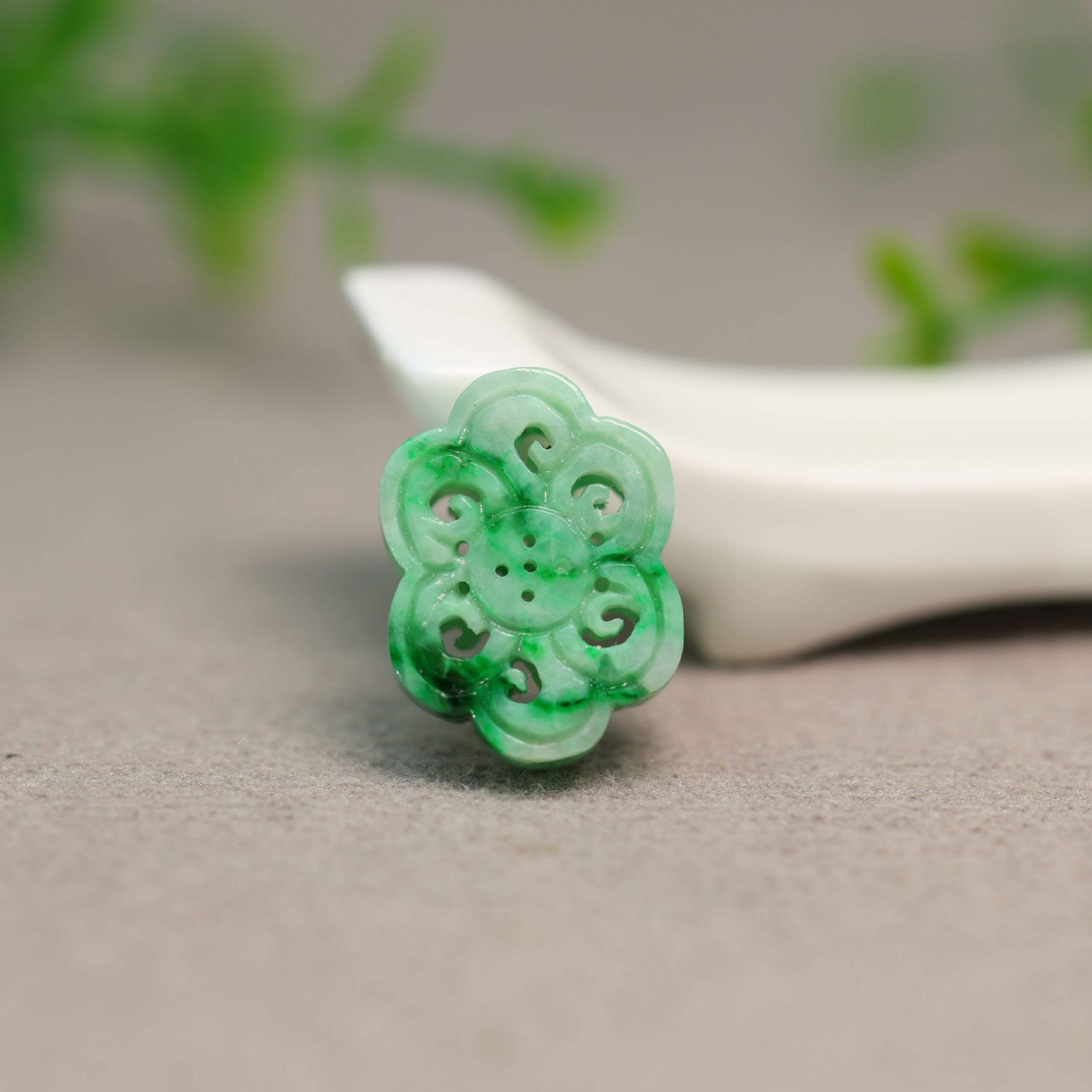 翡翠镂空雕花钱币纹中国结背云