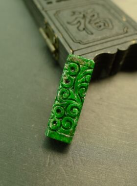 #F984满色辣绿天然A货翡翠雕花桶珠 龙纹长方柱条形管珠