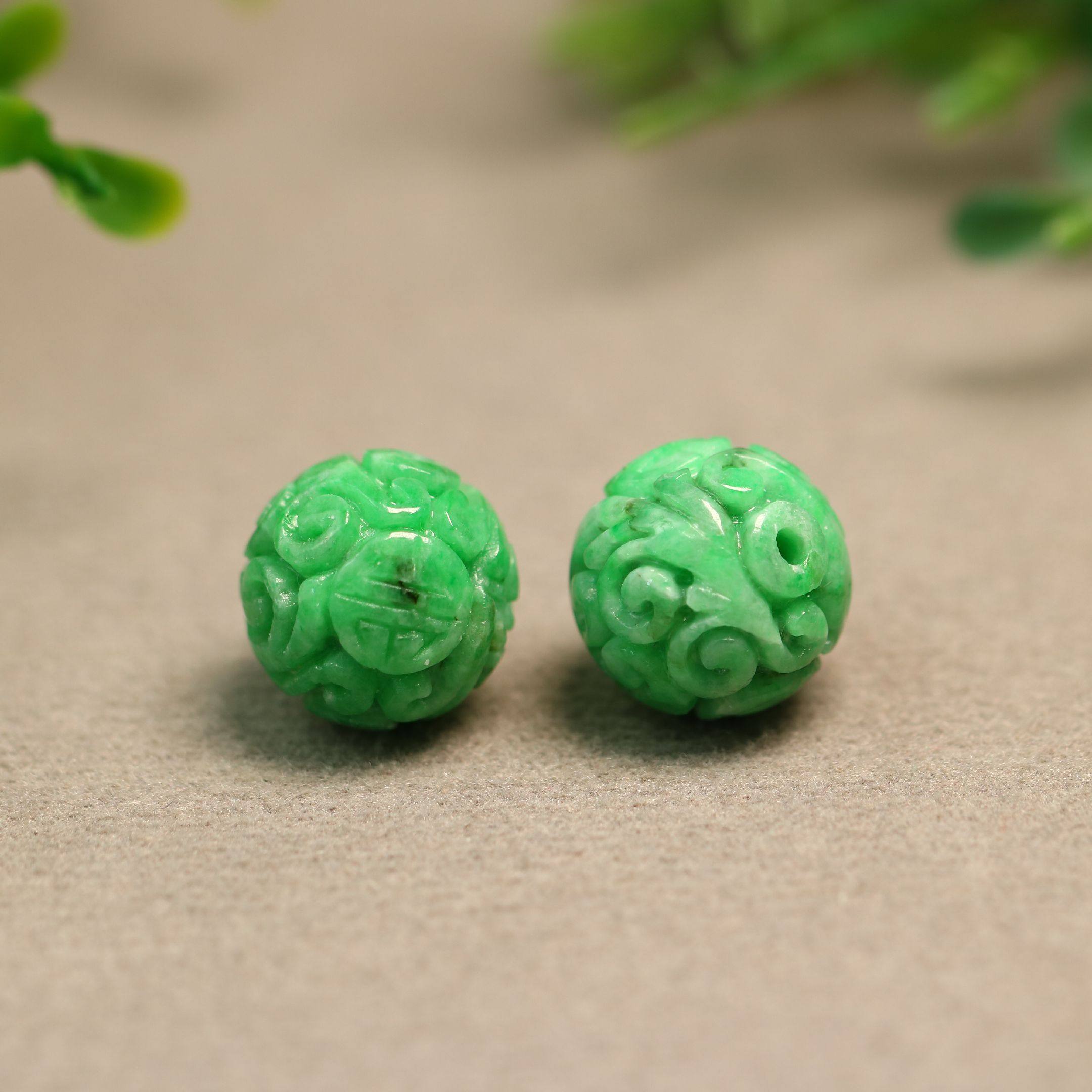 d235一对满色阳绿天然a货老翡翠团寿龙纹雕花圆珠子佛珠顶珠