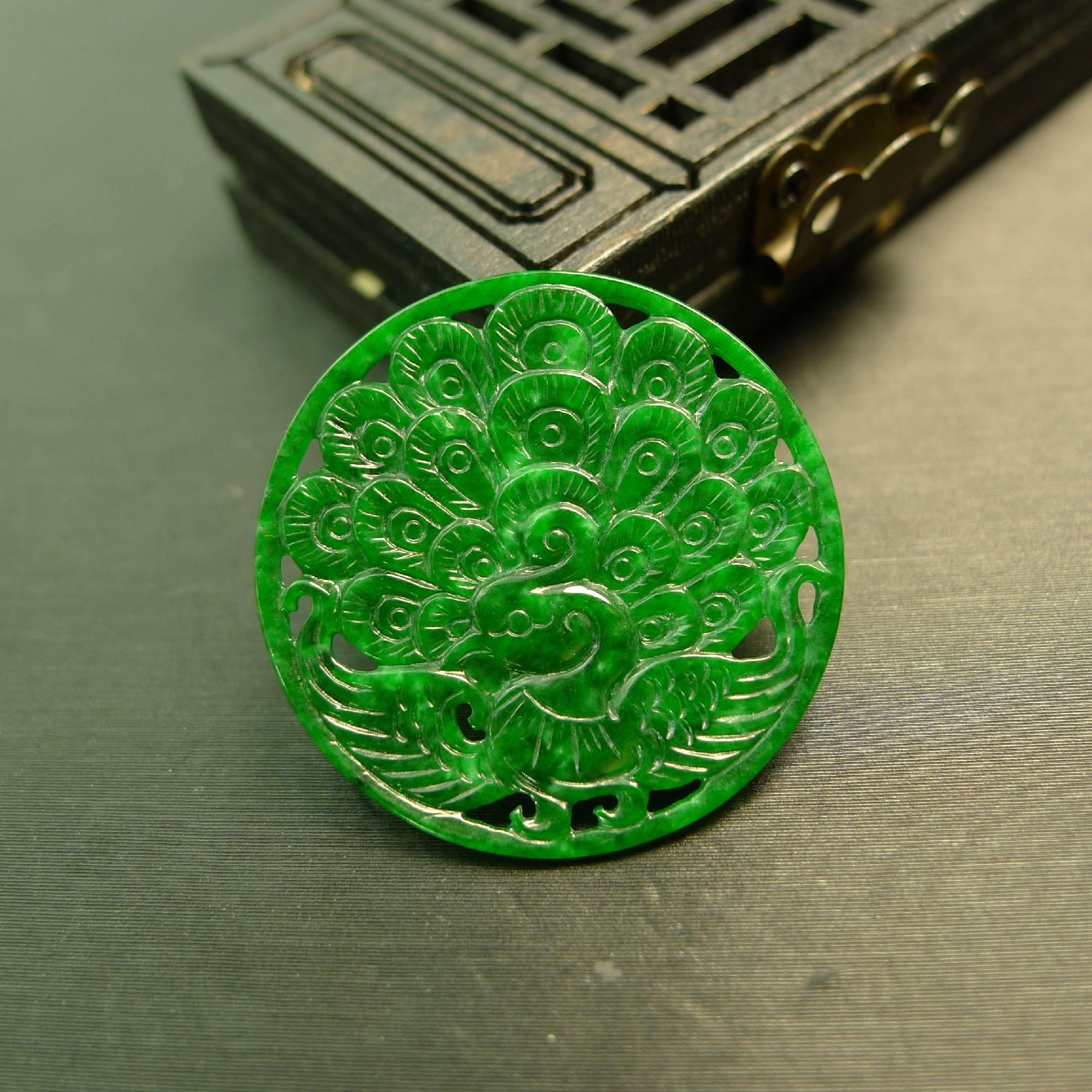 满色辣绿天然A货翡翠孔雀开屏雕花圆片 镶嵌吊坠漂亮