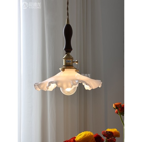 北欧复古餐厅玄关飘窗床头两侧奶油风白色百褶花边卷边玻璃吊灯