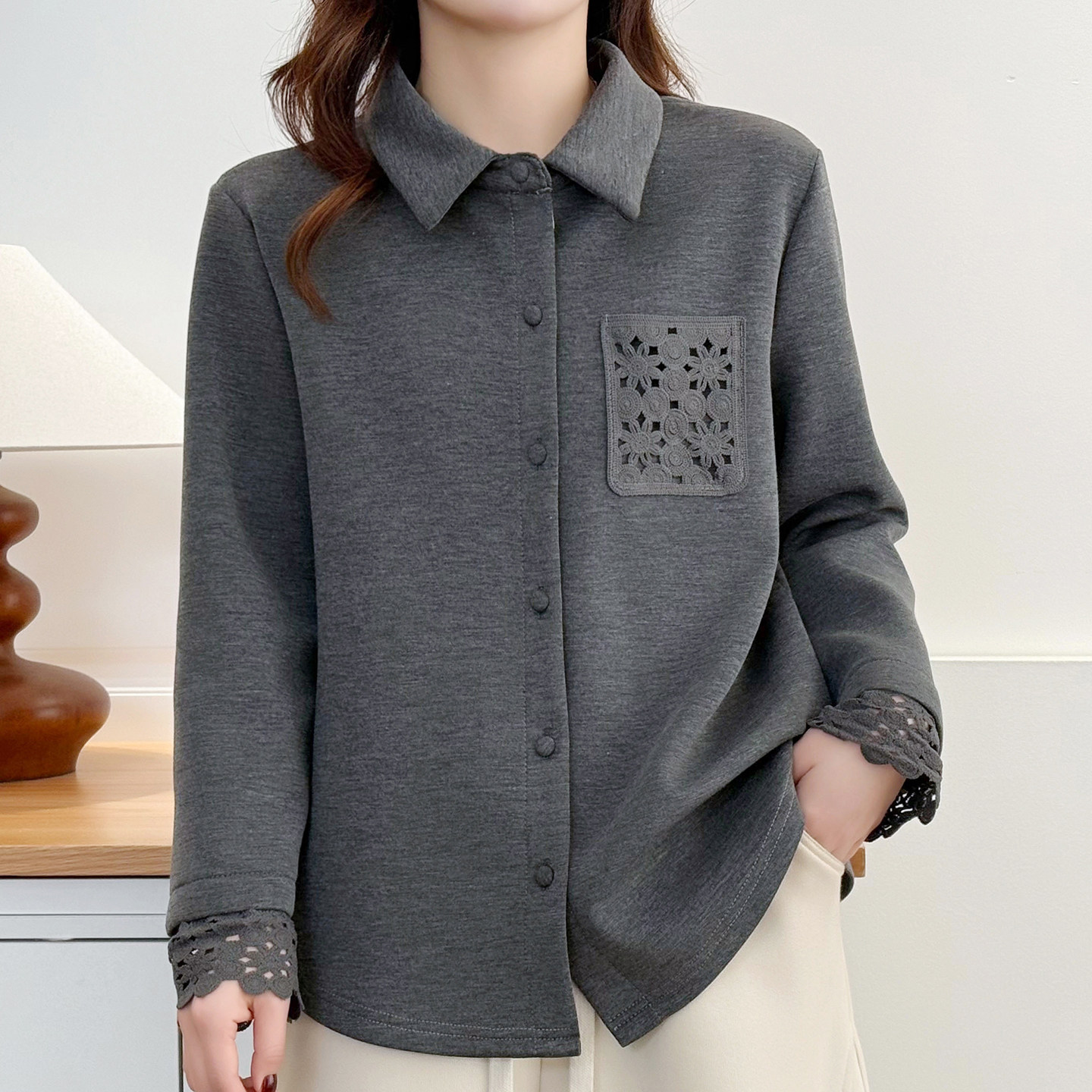 大码女装胖mm加绒加厚蕾丝镂空长袖衬衫气质翻领复古打底衫衬衣韩
