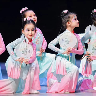 淡妆浓抹总相宜服装儿童古典舞春风有信演出团扇灯影江南舞蹈服